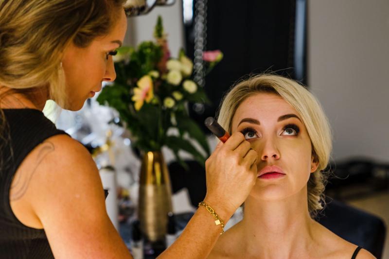 apply make-up 