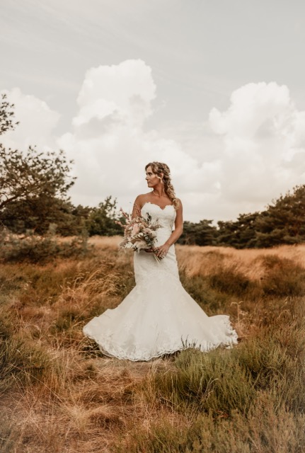 makeup wordt gedaan bij een bruid