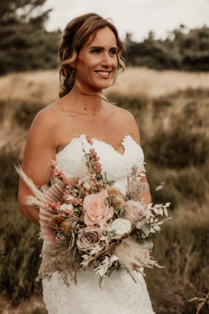 makeup wordt gedaan bij een bruid