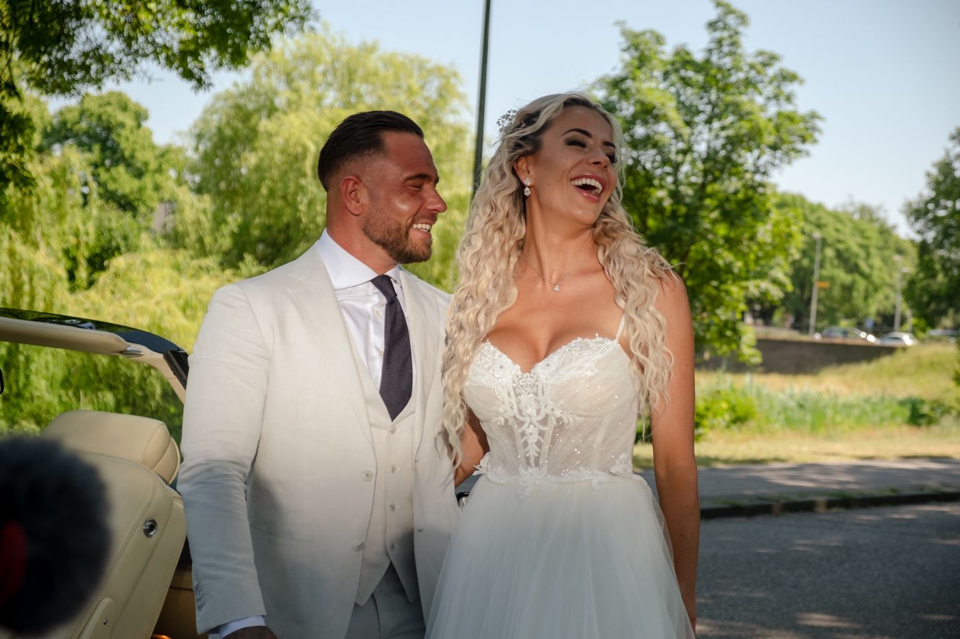 makeup wordt gedaan bij een bruid