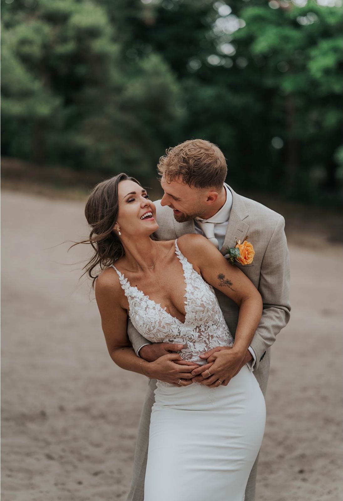 makeup wordt gedaan bij een bruid