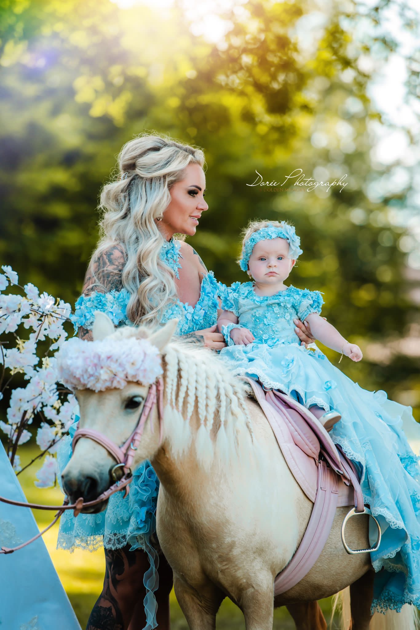 makeup wordt gedaan bij een bruid