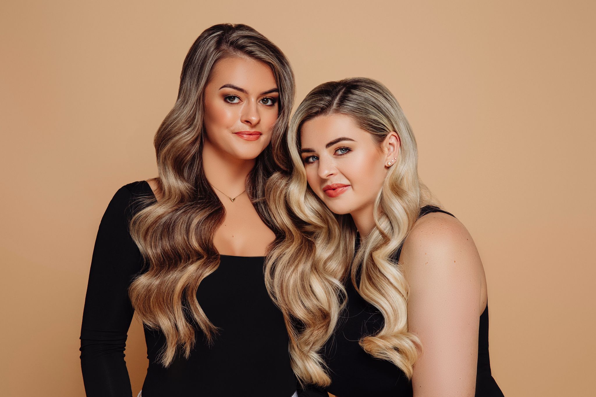 makeup wordt gedaan bij een bruid