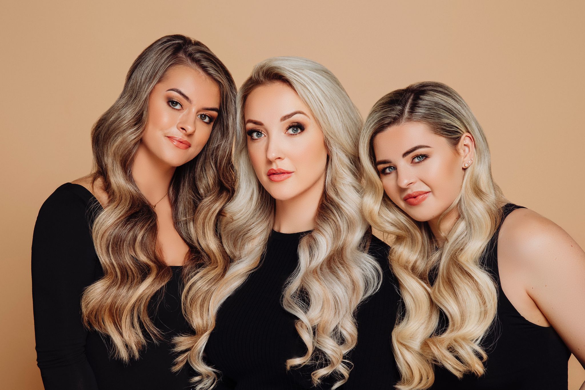 makeup wordt gedaan bij een bruid