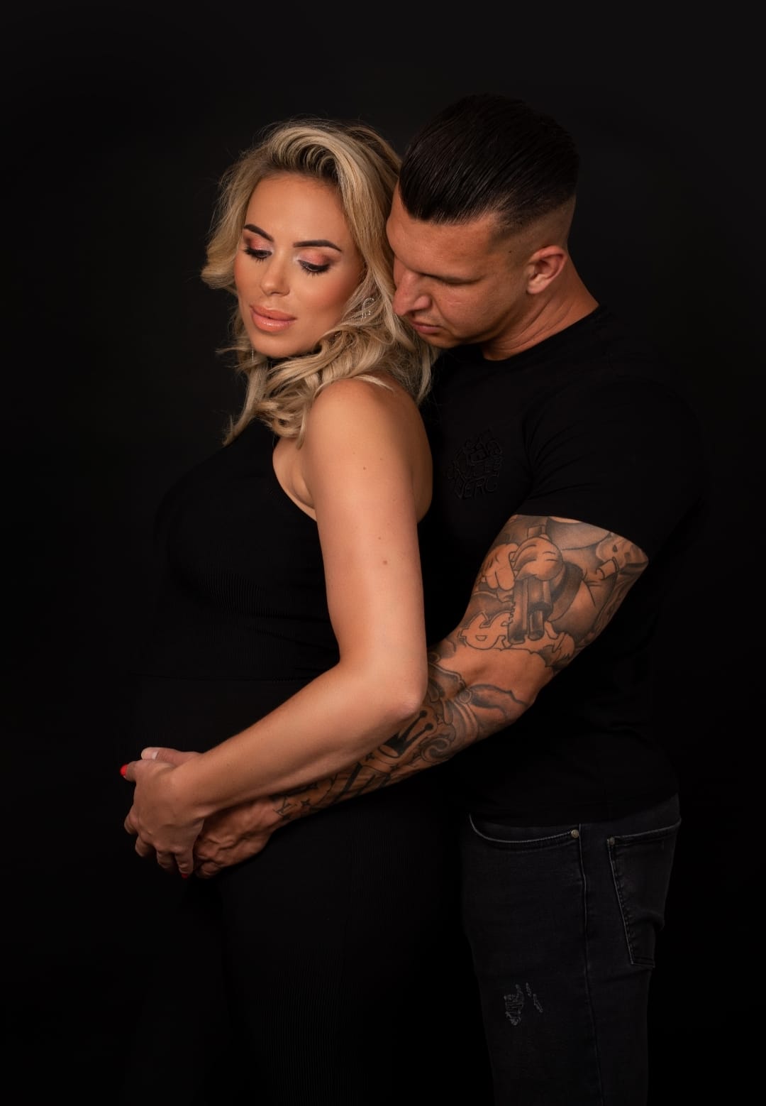 makeup wordt gedaan bij een bruid