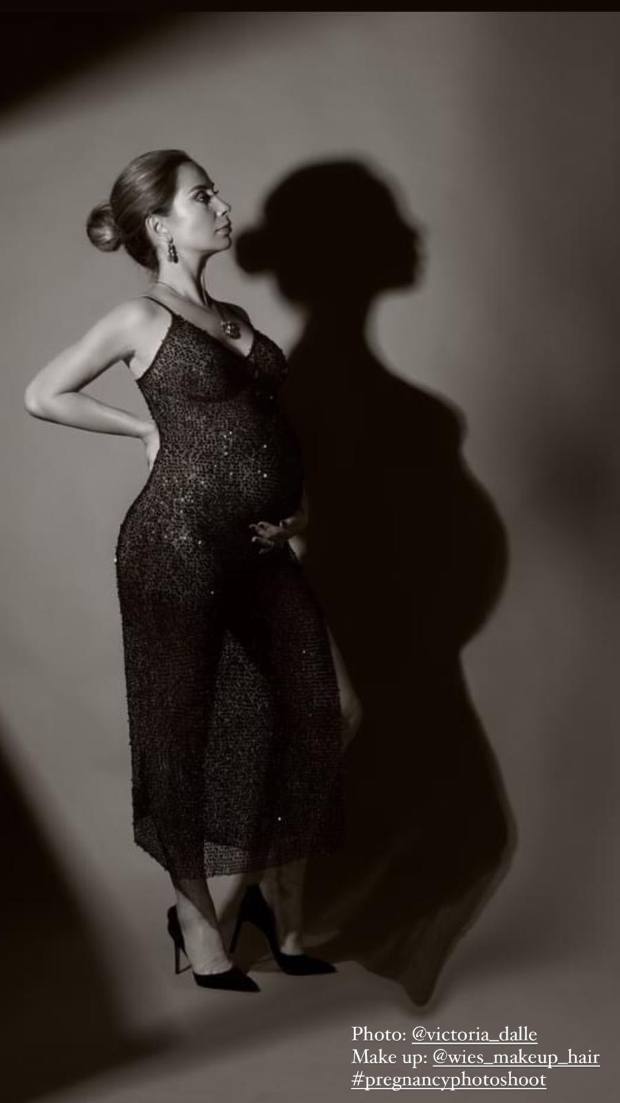 makeup wordt gedaan bij een bruid