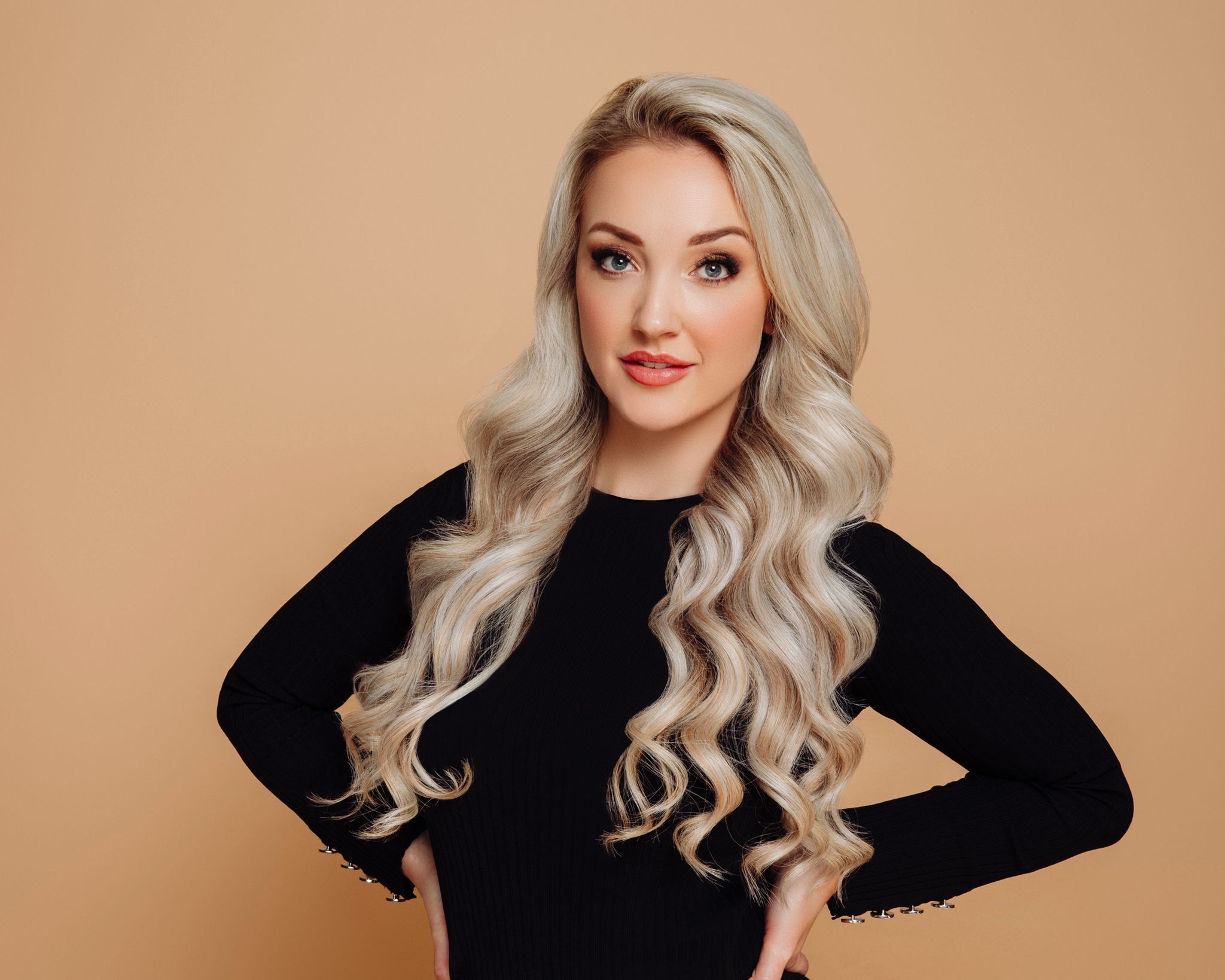 makeup wordt gedaan bij een bruid